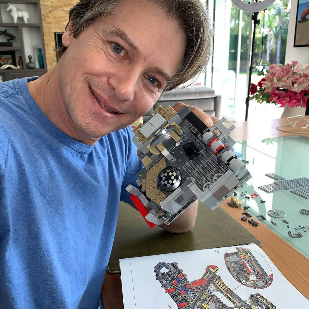 ジョン・バロウマンさんのインスタグラム写真 - (ジョン・バロウマンInstagram)「So @scottmale finished building the #milleniumfalcon #lego Check out the pics of the journey.  It’s really incredible. No #jedi #droid or #wookie was harmed during this build. But quite a few highballs of #vodka were consumed.  Check out my story to vote on what gets built next. Jb」3月28日 10時24分 - johnscotbarrowman