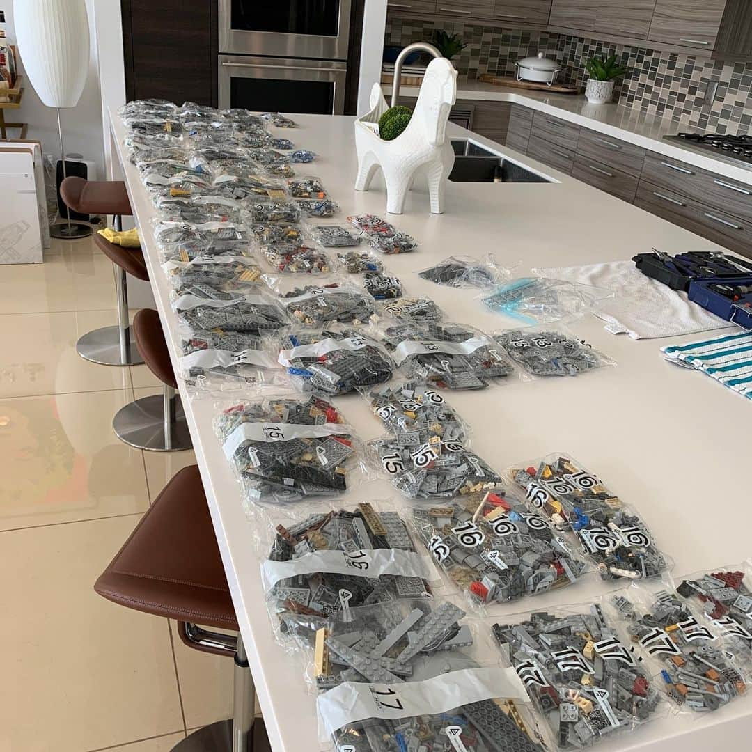 ジョン・バロウマンさんのインスタグラム写真 - (ジョン・バロウマンInstagram)「So @scottmale finished building the #milleniumfalcon #lego Check out the pics of the journey.  It’s really incredible. No #jedi #droid or #wookie was harmed during this build. But quite a few highballs of #vodka were consumed.  Check out my story to vote on what gets built next. Jb」3月28日 10時24分 - johnscotbarrowman