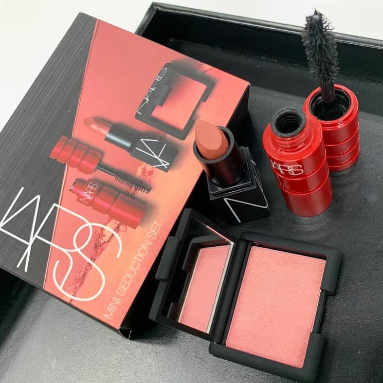 MAQUIA ONLINEさんのインスタグラム写真 - (MAQUIA ONLINEInstagram)「NARSから見逃せないキット😳﻿ 〈NARS ミニセダクションセット〉が発売❣️﻿ ﻿ NARSの代名詞ともいうべき、ORGASMのブラッシュに、「まつ毛のボリュームが爆発的にアップする！」と大好評のクライマックス マスカラ、美しいツヤ感で唇を引き立てるピーチヌードのリップスティック。﻿ すべて、かわいらしいミニサイズにした特別なセットです。﻿ 春から新しいスタートを迎える方へのギフトにも喜ばれそう🌸﻿ ﻿ このトリオで税抜き￥3700という価格も嬉しすぎます！﻿ ﻿  Hankyu beauty（阪急百貨店公式通販）で4月8日から、 NARS オフィシャルサイトで6月5日より ともに数量限定発売﻿です。 ﻿ ﻿ #NARS #ナーズ  #限定 #限定キット #化粧品  #コスメ #メイク #新作コスメ　#春新作 #春新作2020　#リップ　#チーク #マスカラ #メイクアップ #cheek  #lip #mascara #持ち歩きコスメ #使い切りコスメ #コスメレビュー #リピートコスメ #マキア #マキアオンライン #MAQUIA #MAQUIAONLINE WEB編集S」3月28日 10時19分 - maquia.magazine