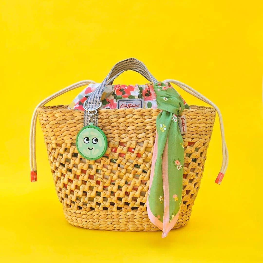 のインスタグラム：「パンジープリントとグリーンカラーで、春のフレッシュな空気を取り込んで🌼🌱﻿ ﻿ ストローバスケットの中で咲き誇る満開のパンジーと、ファニーな表情のキーリングに思わず笑顔がこぼれます。﻿ ﻿ 「カスタムストローバスケット」の楽しみ方 STEP-01 ビタミンカラーで描いた「ペインテッドパンジー」のインナーポーチをチョイス。﻿ ﻿ STEP-02 ファニーなキーリングと、グリーンのスカーフでストローバスケットをドレスアップ！﻿ ﻿ ﻿ 「カスタムストローバスケット」は組み合わせが自由自在！あなたらしいスタイルが完成したら #キャスキッドソン をつけてシェアしてね。﻿ ﻿ #キャスキッドソン #カスタムストローバスケット #Findyourstyle #ストローバッグ #バスケットバッグ」