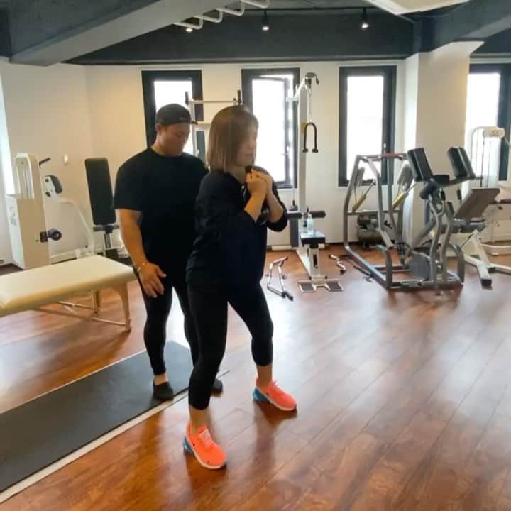 宮里美香のインスタグラム：「*** . Work out..💪💪 ケトルベルを使ってのスクワット . . With @ryosuke_ishii_fitness_jp . . @lightningbody . . #training #workout #kettlebell  #squats #fitness  #トレーニング #ケトルベル #スクワット #今できることを全力で  #頑張る #コロナに負けるな」