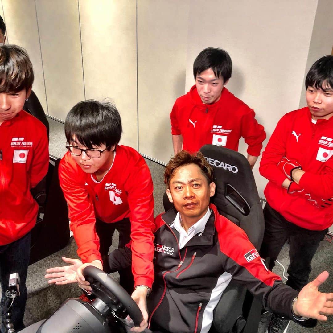 のインスタグラム：「先日のYouTube Channel 11、サロンメンバー田中拓真君に私グランツーリスモで負けましたので、世界トッププレイヤーと猛特訓。次は負けませんよ💪  #グランツーリスモsport #gtsport #トッププレイヤー  #山中智瑛 #川上奏 #宮園拓真 #菅原達也」