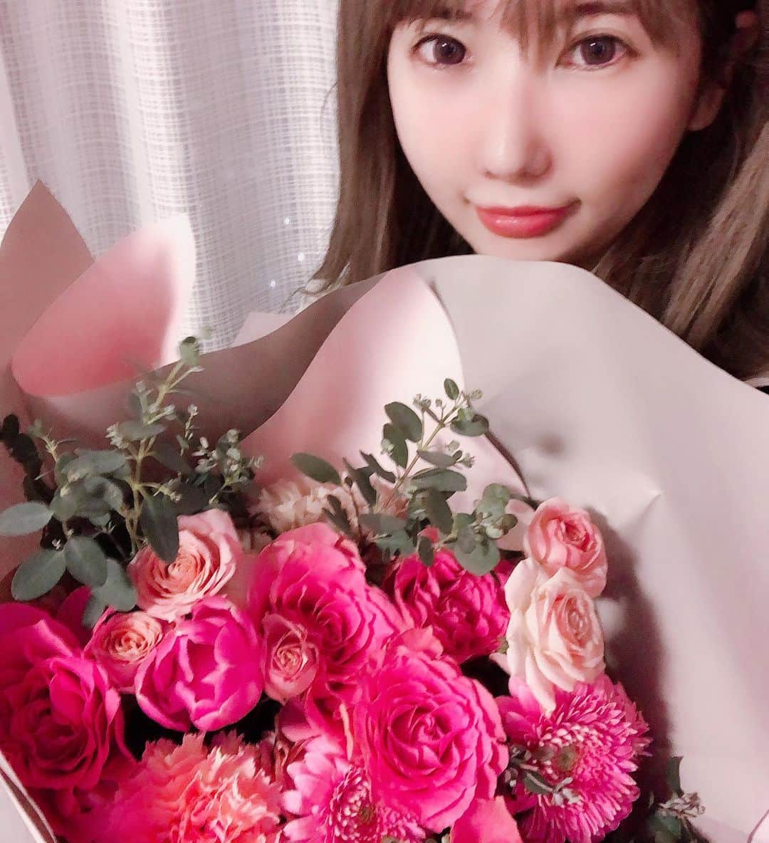 りんか社長のインスタグラム：「【YouTubeコンサル中】 クライアント様からお花を頂きました✨めちゃくちゃ綺麗で感激‼️✨ その他無添加ジャムとかめちゃくちゃ映えるチョコレートとか、可愛いもの沢山頂きました。 こんな時期だからずっとオンラインでお話ししてきたけど、お会いして話して喜んで頂いて有り難いです。  YouTubeのSEO、キーワード戦略、動画のコンテンツ、関連動画対策などここでは書けない内容沢山教えてます。 成果もめちゃくちゃ出てるので 良い形になればいいなぁ🌸✨ とある一社は0から始めて もう利益額毎月3000万超えました。  動画の時代ですね〜✨ ではまた👋← #かわいい女の子 #可愛い子と繋がりたい #おしゃれさんと繋がりたい #オシャレさんと繋がりたい #お洒落さんと繋がりたい #かわいい #おしゃれ」