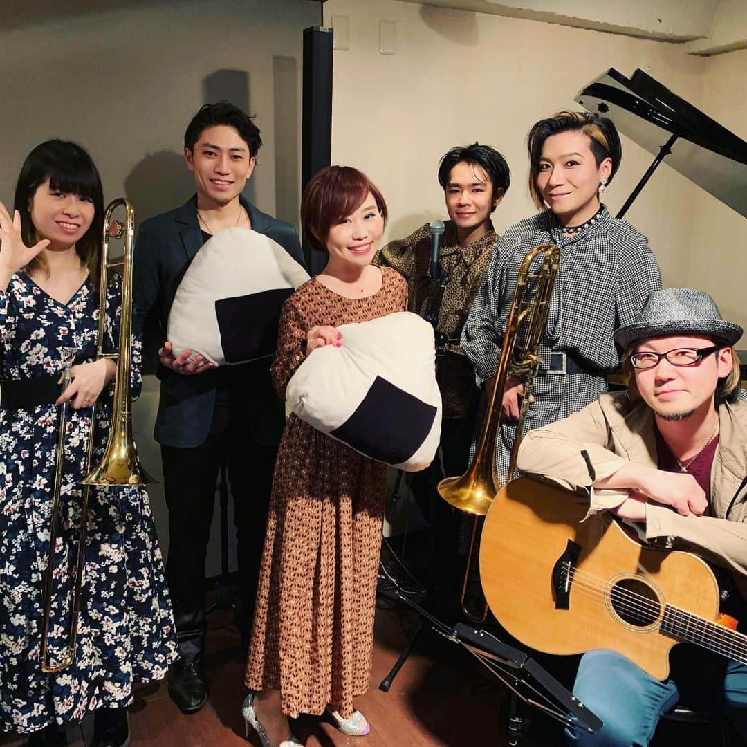Karinのインスタグラム：「2020年4月LIVE情報🎤  昨日はおむすびJAZZ赤坂🍙でステージでした🎤この状況下で歌わせていただけるありがたさと、駆けつけてくださったお客様に感謝で一杯です✨ ・ お店でも換気や消毒を徹底しています。私も引き続きこまめな手指の消毒、うがい、人混みや換気の悪い場所へは行かないなど最大限に気をつけていきたいと思います。 ・ 4月のLIVEは今のところ開催予定です。不安の募る中で誰かと話せる安心感はあるのかなと思います。無理のない範囲で、来られる方は心よりお待ちしております❣️ ・ 2020/4/1(水)20:00〜21:30〜22:50〜 新横浜チャーリーズBAR http://www.lentracte.jp/jazz_bar/ Charge ¥2,500 ・ 2020/4/17(金)19:00〜 ミュージック&ラーメンおむすび学芸大学 https://tabelog.com/tokyo/A1317/A131702/13234110/ Charge ¥3,000 ・ 2020/4/21(火) 銀座バーブラ https://ginza-barbra.com Charge ¥4,000 ・ 2020/4/30(木)19:00〜 おむすびJAZZ赤坂 http://meroom.com/jazz.html Charge ¥3,000 ・ ※おむすびJAZZ赤坂のライブ時間は営業時間内に20分程のステージを３～5回程随時お届けいたします。 ・ #JAZZ #BAR #新横浜 #ラントラクト #チャーリーズバー #おむすびjazz赤坂 #銀座バーブラ #シンガー #シンガーソングライター #音楽 #音楽好きな人と繋がりたい  #ライブ #写真 #live #photo #music #ilovemusic #musicgram #karin #singer #singersongwriter」