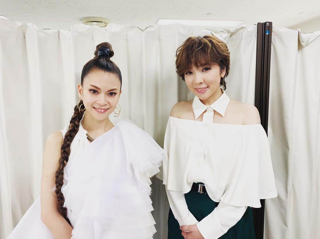 小柳ゆきのインスタグラム：「【出演情報】 . 2020年5月30日(土) 21:00〜22:59 NHK BSプレミアム 「歌える！J-POP黄金のヒットパレード決定版！～80’sから90’sの大ヒット曲が集合～」 (変更になる場合もあります) . 素敵なアーティストばかりっ👐 皆で歌える素晴らしい名曲ばかりの119分です‼️ . 是非チェックしてくださいね👀 by STAFF . お写真は、 #岡本真夜 さんと😊 @mayookamoto510 . 素敵なアクセサリーは、 @mondayeditionseoul さん ありがとうございます！ . #NHKBSP 特番」