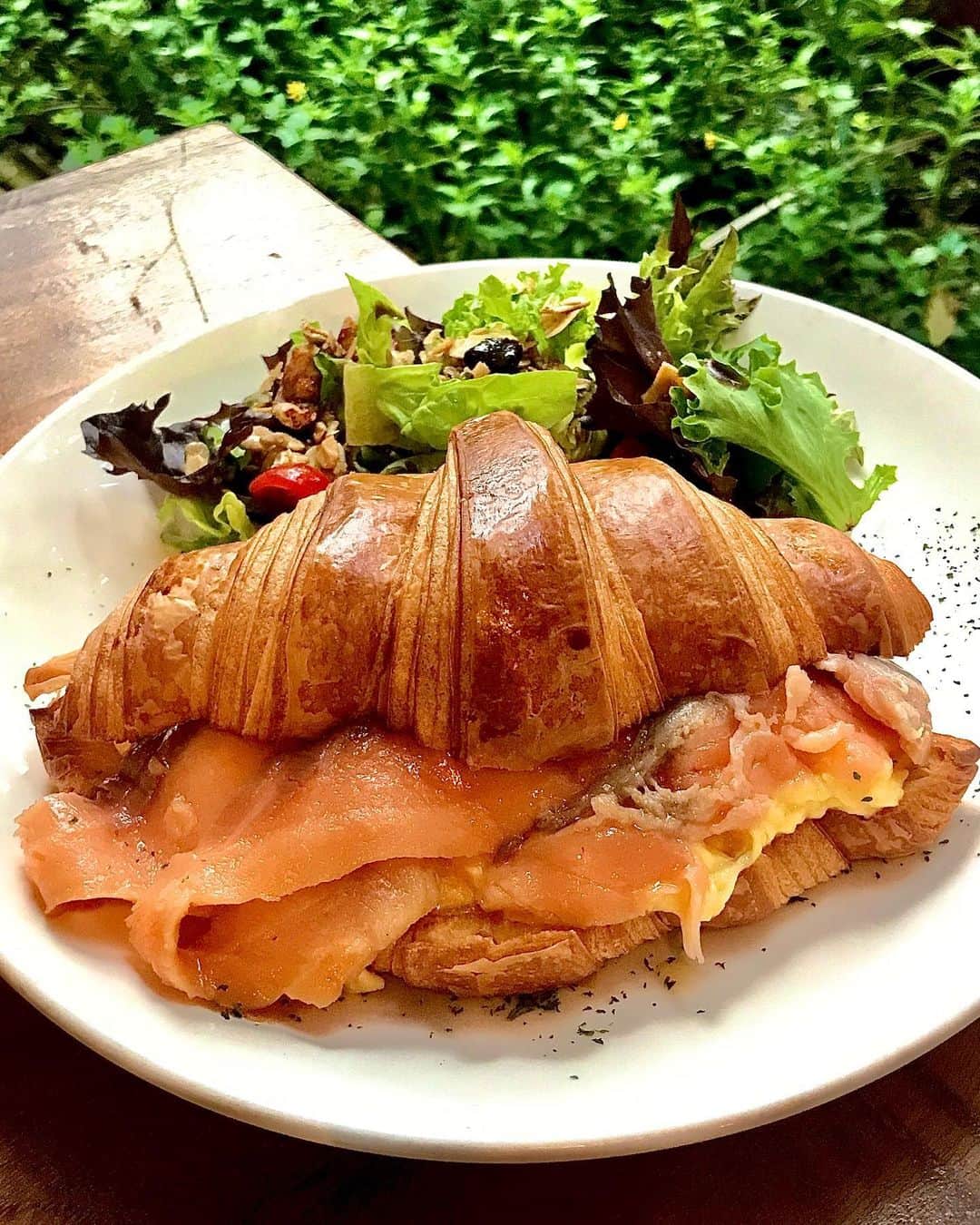 Li Tian の雑貨屋さんのインスタグラム写真 - (Li Tian の雑貨屋Instagram)「When all-day brunch means u can have this for dinner 🥘 the croissant might not be the flakiest kind but there’s an equal kind of attractiveness when it soaks up all the juices from the scrambled eggs. smoked salmon is the no-brain default option here and the portion is so generous here! 😋 • • • • #sgeats #singapore #local #best #delicious #food #igsg #sgig #exploresingapore #eat #sgfoodies #gourmet #yummy #yum #sgfood #foodsg #burpple #beautifulcuisines #bonappetit #instagood  #eatlocal #brunch #cafe #sgcafe #eggs #eggporn」3月28日 11時42分 - dairyandcream