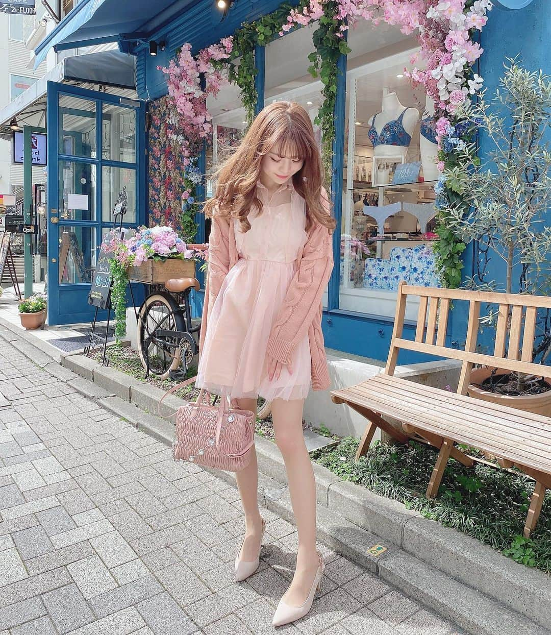 Isakoさんのインスタグラム写真 - (IsakoInstagram)「ふわふわ🌸春コーデ👗 . 一昨日 @banhibika ちゃんに、 プリンセストリートメント👸💕って 言う名前も可愛いトリートメントをしてもらって髪の毛の調子がとってもいいの🥰 . フォロワーの子も表参道アンセム通ってる子がいて、 とっても嬉しかったです💕 また近いうちにメンテナンス行かないとね💫 . . 土日はお家でお仕事とお料理する予定🥰 みんなは何して過ごすのかな?? . . op @andrabbit_official 🐰 . . . . . #お花#ピンクベージュ#ふわふわ#チュール#チュールワンピース#カーディガン#春コーデ#春服#デートコーデ#お出かけコーデ#私服コーデ#ピンクコーデ#ヌーディーカラー#透明感#ミュウミュウ#miumiu#bridgetbirkin」3月28日 11時48分 - ichaaako