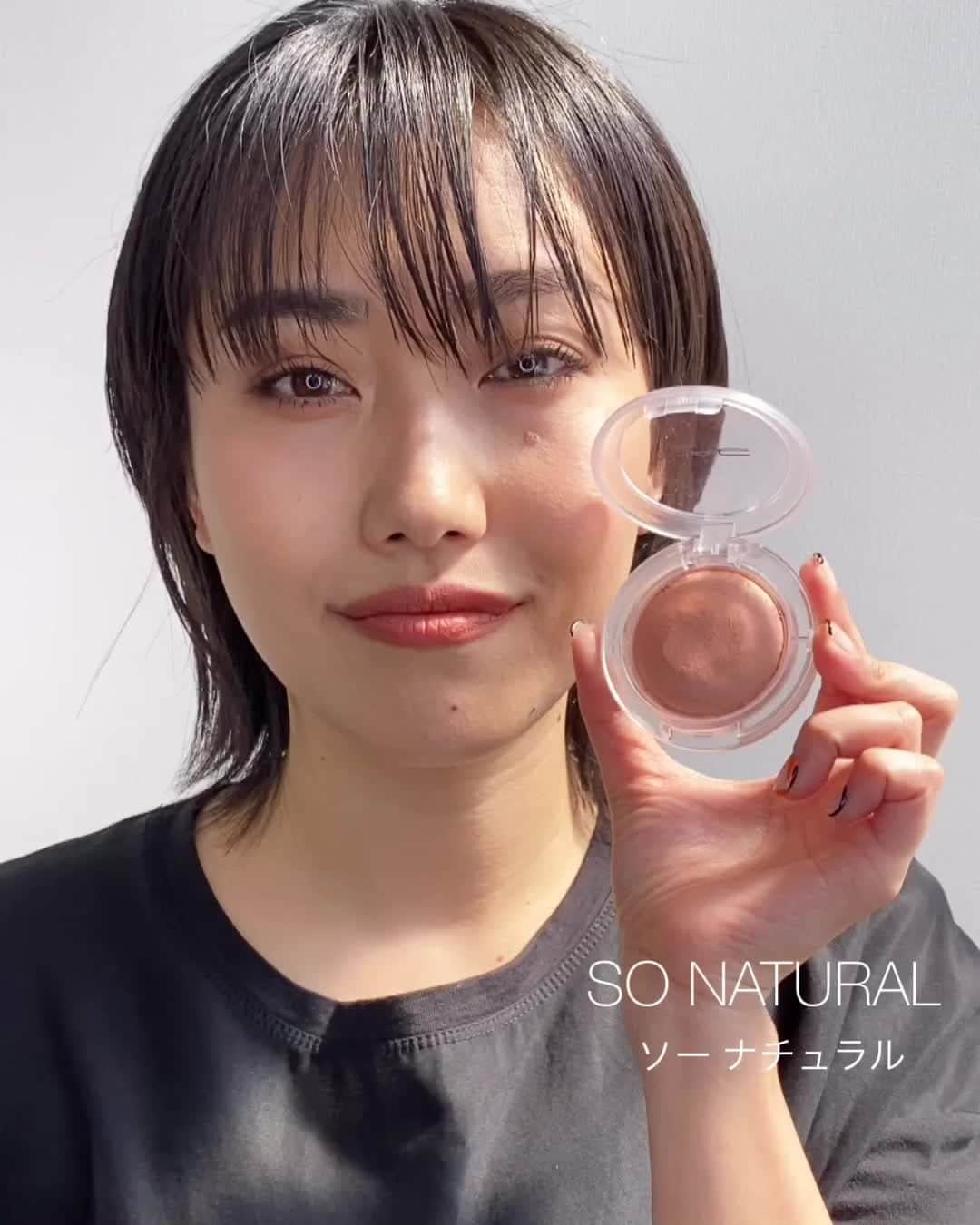 M∙A∙C Cosmetics Japanのインスタグラム：「弾力のある新感覚テクスチャーのチーク、 グロープレイ ブラッシュが新登場！ ㅤ 全11色の中から、おすすめ色をピックアップ✨ 1色目は、[ソー ナチュラル]✨ ベージュカラーは大人の春メイクにぴったり🌸💕 ㅤ ㅤ ↓↓使用製品↓↓ FACE グロー プレイ ブラッシュ [ソー ナチュラル] ㅤ EYES パウダー キス アイシャドウ [ストライク ア ポーズ] パウダー キス アイシャドウ [ワット クラウト！] ㅤ LIPS パウダー キス リキッド リップカラー [デイト メーカー] ㅤ ㅤ MAKEUP & MODEL: M·A·C ARTIST RYOKO SHIONO @macpro_tokyo ㅤ #MACGlowPlay #MACグロープレイブラッシュ ㅤ #MACCosmeticsJapan #MACCosmetics #MAC #MACコスメ #コスメ #メイク #化粧品 #デパコス #コスメ部 #コスメ好きさんと繋がりたい #コスメ紹介 #おすすめコスメ #新作コスメ #春メイク #春コスメ #ピンクメイク #チーク #クリームチーク #ピンクチーク #オレンジチーク #ベージュチーク #コーラルチーク #血色 #血色感 #トレンド #トレンドメイク #MACGlowPlayBlush」