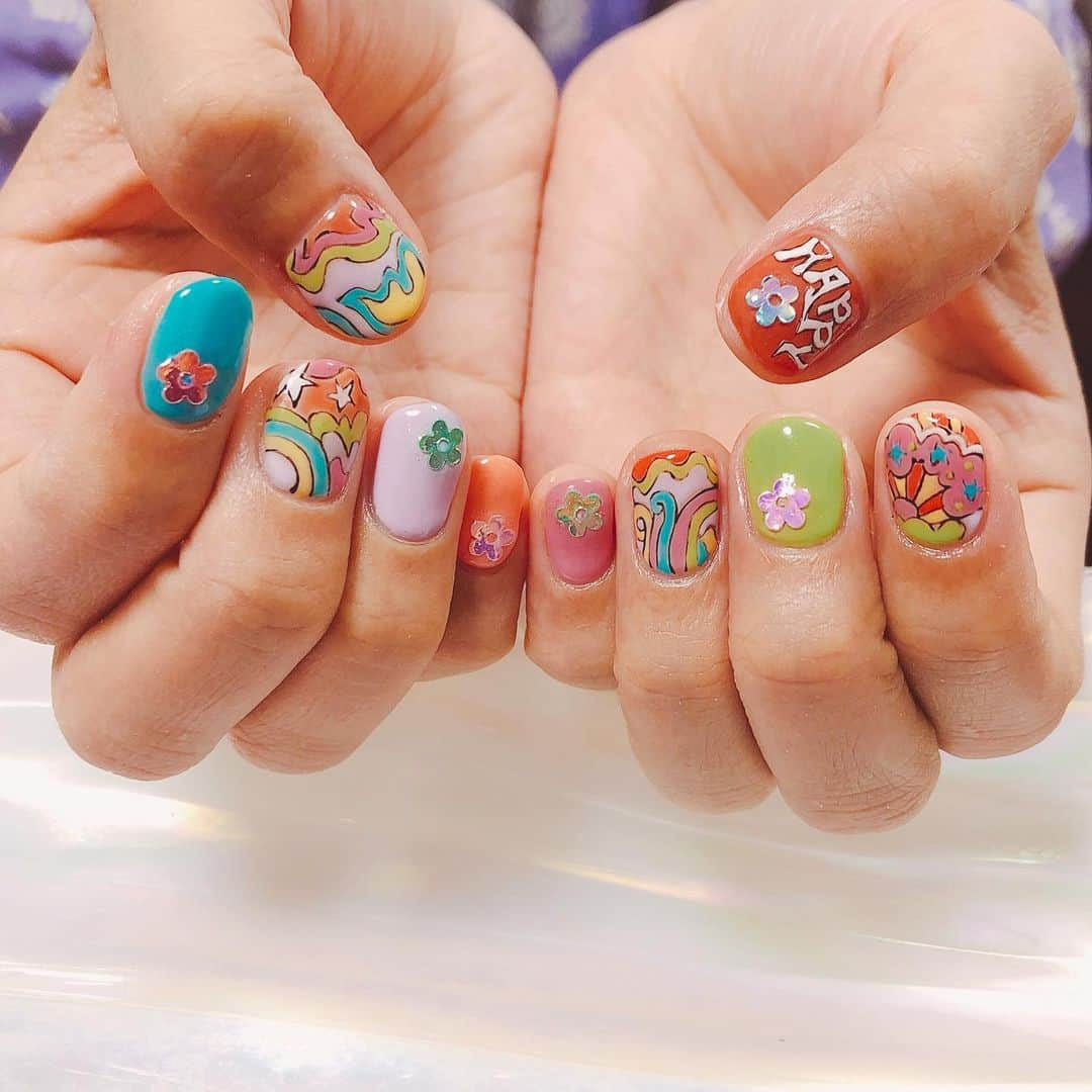 Rihwaさんのインスタグラム写真 - (RihwaInstagram)「To bring my mind up up up!🌈 I ordered my new nails to be full of positive energy!🦄❤️🧡💛💚💙🌼 @yukamizz and I named it #hippienails 💅💞🌸🌟✨ I loooooove it!!!!!!!!💖☮️🪐☀️🌈 #Rihwa #nails #hippie #happy #positive #energy #love #new #fashion」3月28日 12時05分 - rihwa_official