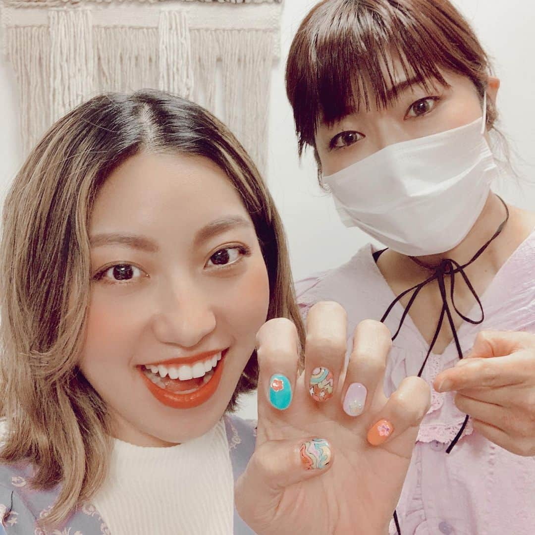 Rihwaさんのインスタグラム写真 - (RihwaInstagram)「To bring my mind up up up!🌈 I ordered my new nails to be full of positive energy!🦄❤️🧡💛💚💙🌼 @yukamizz and I named it #hippienails 💅💞🌸🌟✨ I loooooove it!!!!!!!!💖☮️🪐☀️🌈 #Rihwa #nails #hippie #happy #positive #energy #love #new #fashion」3月28日 12時05分 - rihwa_official