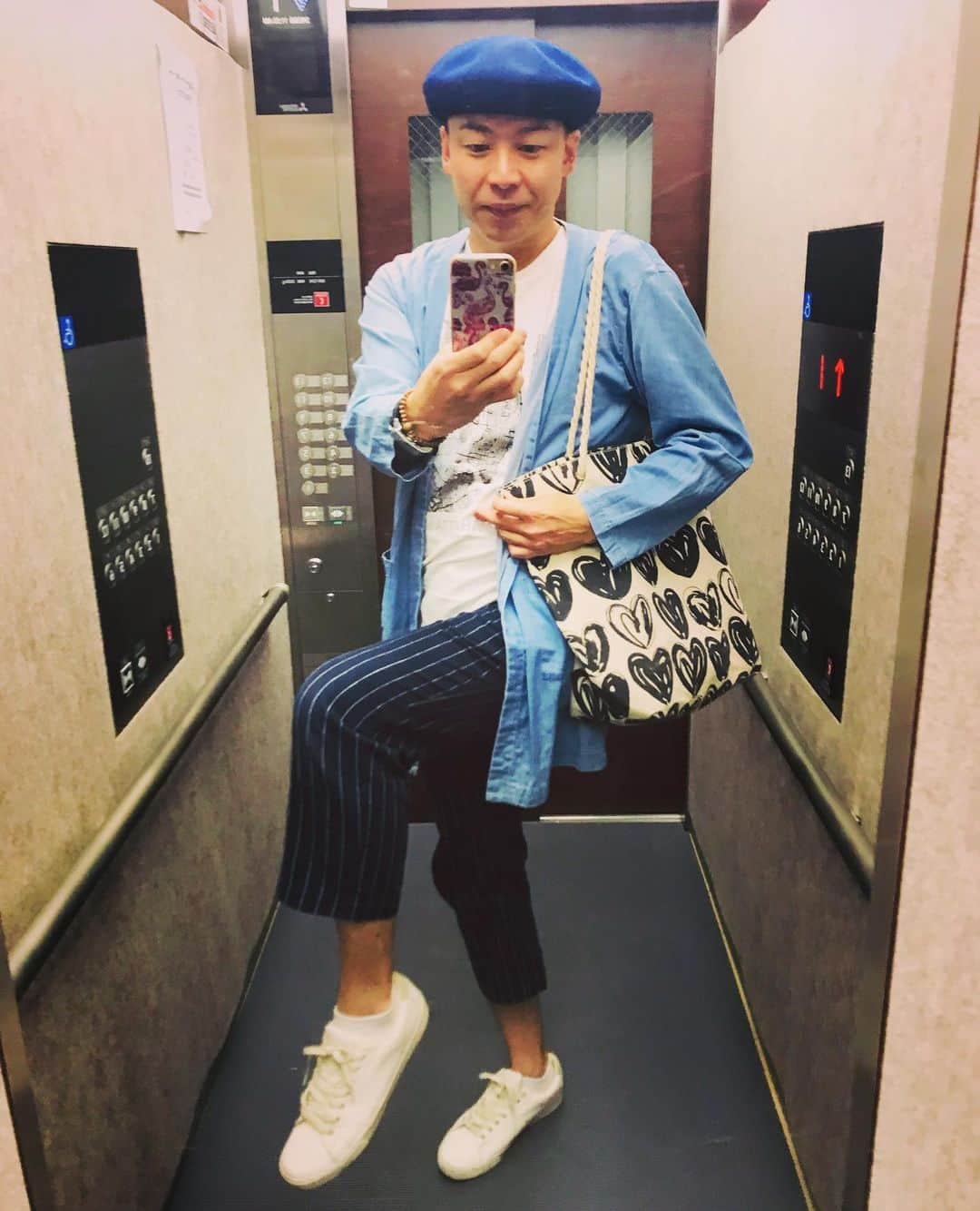 美川憲二さんのインスタグラム写真 - (美川憲二Instagram)「今日の私服でおま😉✌️✨✨✨ 今日は春のネイビーミックスコーデ‼️ ベレー帽とパンツをネイビーで春ガウンはスカイブルーにして　ハートのトートで❤️ アクセントにしてみまちた‼️😃💡💡💡 今日はこれから　新宿〜 ポコチャ配信　ミーティングです〜😬💪💪 行ってきまーす💨💨 #私服 #ootd  #ネイビーコーデ  #ハートのトートバッグ  #今日はこれから新宿 #ポコチャ配信ミーティング #美川憲一 #美川憲二 #ヒデコフランセスカ #オネェ系 #ものまね」3月28日 12時06分 - mikawakenji