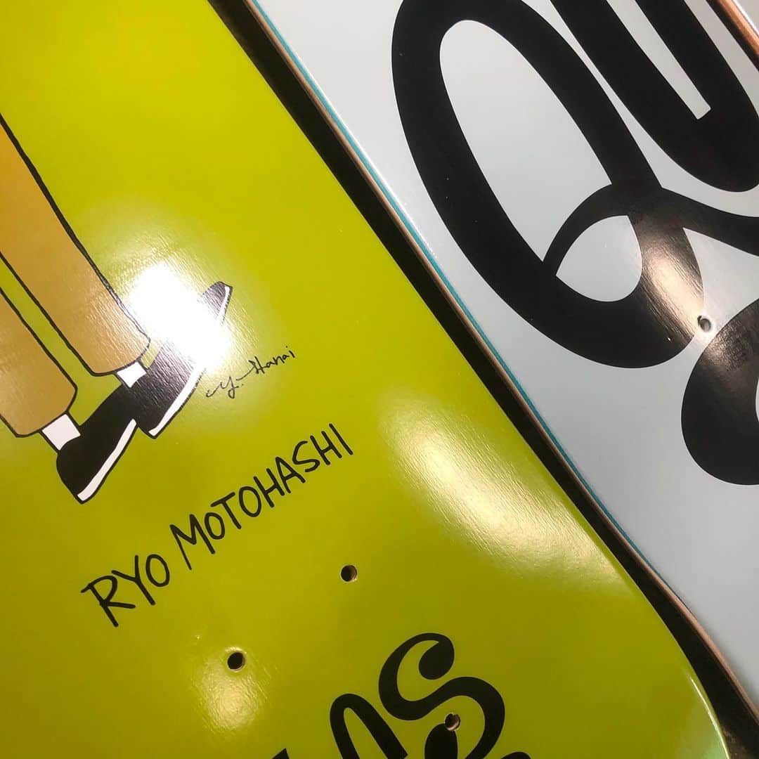 のインスタグラム：「LESQUE からデッキが入荷❣️ アメリカ•フランス•オーストラリア•ブラジル•台湾•イギリスなど世界各地で作品を発表し、現在までに Vans, Nixon, Beams などへのアートワークの提供など、国内外問わず活躍の場を広げているイラストレーター花井祐介氏とのコラボデッキ👀 今回は本橋 瞭のシグネチャーモデルと、チームモデルが (7.75, 8.0, 8.25) の3サイズになります💁🏻‍♂️ @lesqueskateboards #lesqueskateboards #skateboard #skateboarding #skater #カリフォルニアストリートスケーター #カリスト #スケートボード #スケボー #スケーター#californiastreet #calst」