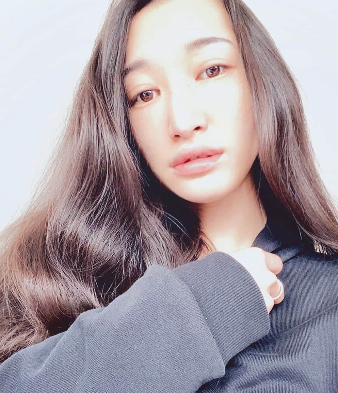 ELISAのインスタグラム：「ハロハロ🤘❣️ 明日はまさかの雪予報だよ⛄️💦 大家好久不见了〜♥️明天日本会下雪.....☃️❗️今天的天气是21度😎.... 你相信吗❓我想知道日本的天气如何💦💦💦 #モノクロ写真とかライトで色飛ばしてる自分に年齢を感じる今日この頃　#昨日朝までやること頑張りすぎて寝不足　#しかし9時に起きると決めたから起きた　#フラグ通りの二度寝　#おそよう日本　#昨今のウイルスによって語学テストが延期になってたことに昨日気付いて若干ラッキーと思ってしまった自分の器用の無さ　#勉強する時間が増えたということで前向きにいこう　#遠い目」