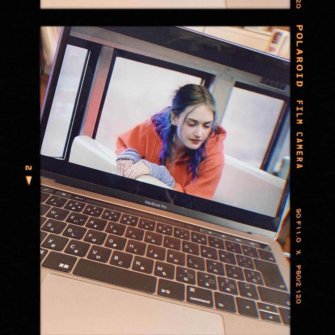 安本彩花さんのインスタグラム写真 - (安本彩花Instagram)「最近、、、﻿ ﻿ 青い髪に憧れてるということで﻿ ﻿ #エターナルサンシャイン﻿ ﻿ を観てます👀」3月28日 12時11分 - yasumoto_ayaka_official