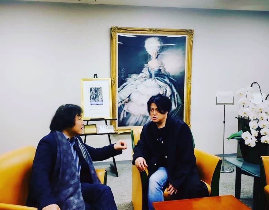 のインスタグラム：「Interview with Maestro Kazushi Ono for our new Opera “Super Angels” at New National Theatre TOKYO. 昨日は新国立劇場で8/22,23に初演される最新作オペラ「Super Angels」の取材日。前半少しだけ指揮者の大野和士さんとインタビューを受けて、あとは一人で。アメリカとイギリスの媒体だったので世界状況と合わせて話したり、日本語をベルカントで歌うことの奇妙さについてなどなど。すごい面白かったです！とのことでよかったよかった。」