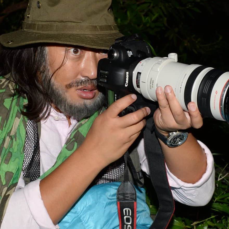 クリエイターズ・ファイル公式（ロバート秋山）さんのインスタグラム写真 - (クリエイターズ・ファイル公式（ロバート秋山）Instagram)「・ ・ 3月28日は三つ葉の日。 ・ アース・フォトグラファーのキブネ・シン。 ・ 人間も自然もいちばんホッとする夕方からの撮影が多いというキブネ。 昼の活動から夜の安らぎへとモードが切り替わるときを撮りたいと語っているのは有名な話。 ・ では、キブネが良く使う、森の警戒心を解くための掛け声とは何でしょう?! ・ 答えは明日の投稿の最後で! ※昨日のクイズの答え→「ホワイトホース」 ・ #クリエイターズファイル #キブネシン #カメラマン #フォトグラファー #フォト #カメラ #写真 #撮影 #地球 #森 #自然 #木 #緑 #動物 #どうぶつの森 #あつ森 #記念日 #ダイアリー #写真日記 #日記 #サプライズ #クリエイター #クイズ #ザテレビジョン」3月28日 12時15分 - creatorsfile_officialgoods