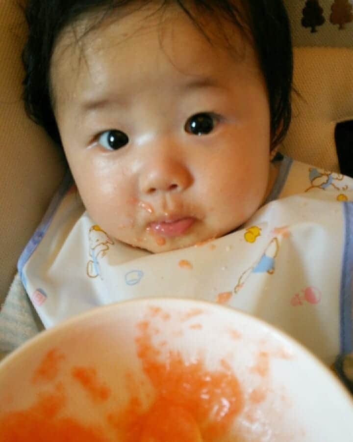 山上紗和 のインスタグラム：「#離乳食 始めた頃の息子🚼 毎日手作りして我ながらがんばったなぁ🥕🥦🐟🥬 確か生後4～5ヶ月くらいの時👶  遠い昔のことの様(遠い目)  #離乳食初期」