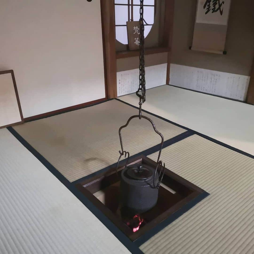 三島葉子のインスタグラム：「【Kyoto】3月は釣り釜。揺れる釜に春風の風情を愉しみます。  今は大変な状況ですが、この時だからできることをと。  #京都 #茶の湯　 #釣り釜 #梵庵 #三島葉子」