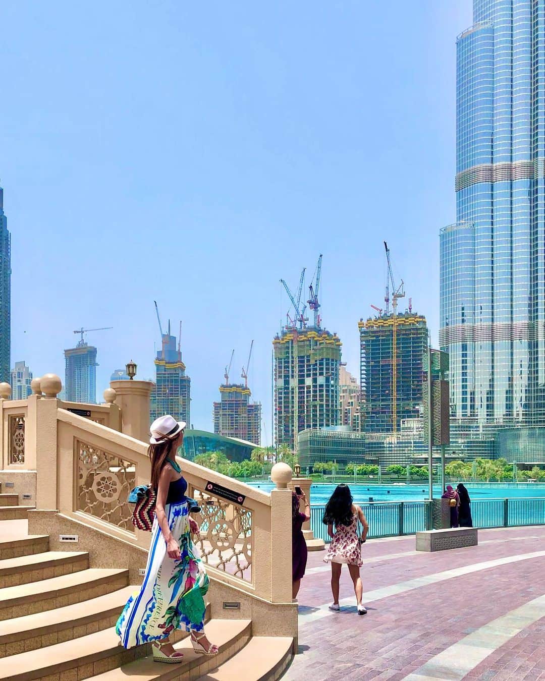 彩耶さんのインスタグラム写真 - (彩耶Instagram)「♡♡♡ ・ 旅のお写真 ✈️ 昨年の #DUBAI 🇦🇪 ・ ・ お写真横に swipe してね♡ ・ ・ 今回の宿泊先は、@palacedowntown 🏨でした。 アラブの様式が存分に味わえる造りで素敵っ😌✨ ・ どこでお写真撮っても、なんだかいい感じ〜✨💕 ・ ・ 3枚目〜 バージュカリファはどこからでも目に止まる❣️ ついつい見上げながら歩いてしまって、何回も人にぶつかっちゃった😅💦 ・ ・ ・ さあ今から、今回の旅の目的のひとつ👆 ・ Abu Dhabi 【アブダビ】 に向かいま〜す❗️っていうお写真です ・ ・ 平気な顔してるけど、またまた40度超えてたよ😅笑☀️ ・ ・ ・ ・ #tbt #過去写真 @visit.dubai  #dubai #ドバイ #アラブ首長国連邦 #uae #thepalacedowntown #アブダビ　#abudhabi #んん #burjkhalifa #ブルジュハリファ #バージカリファ #世界一 #ドバイファウンテン #海外旅行 #旅行 #旅#旅行好きな人と繋がりたい #trip #モデル #model #ウォーキング講師 #秘書 #インフルエンサー」3月28日 12時24分 - 3aya11
