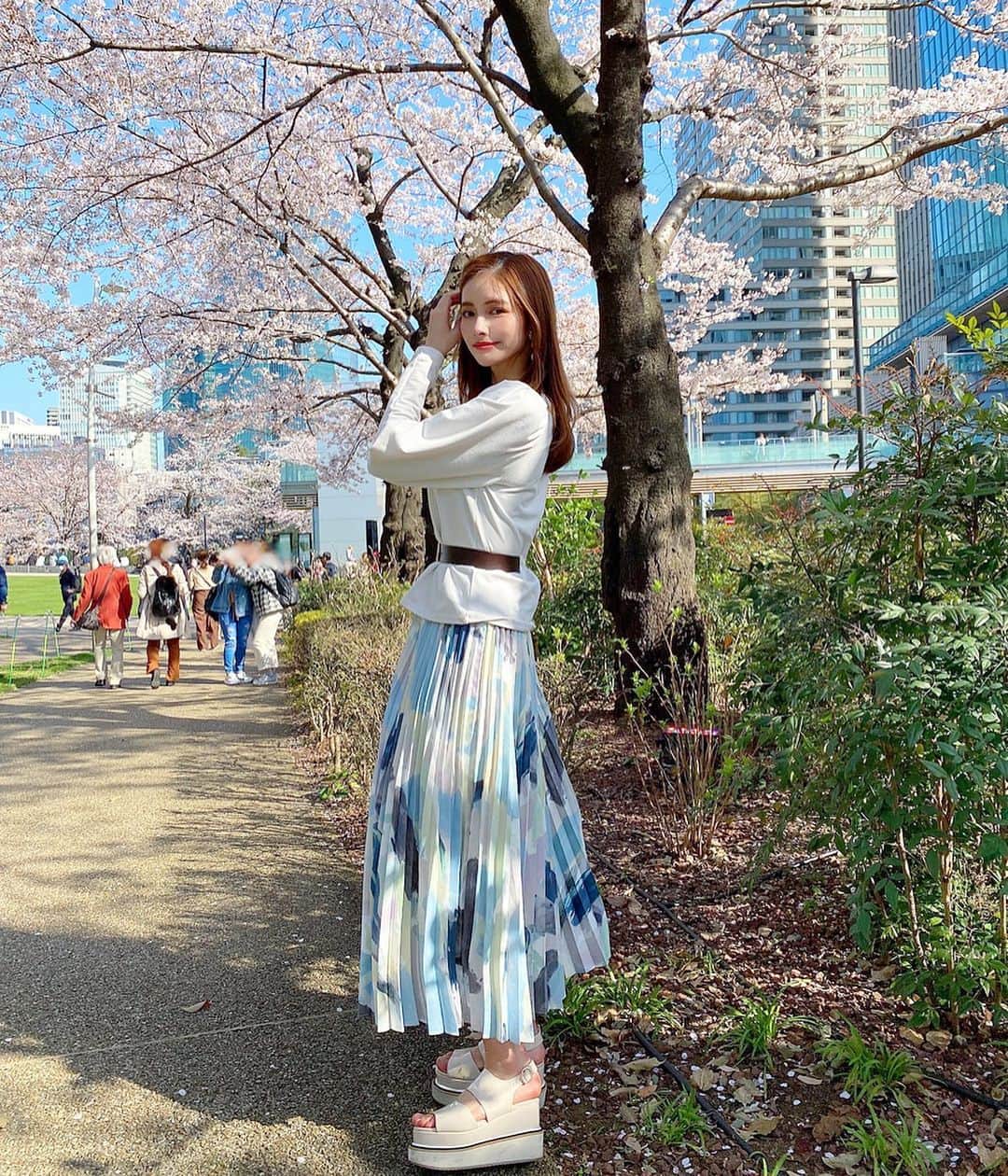 得あゆさんのインスタグラム写真 - (得あゆInstagram)「みんなおうち時間何してる？🌸 家で出来る事たくさんあって忙しい！笑 (⚠︎写真は今日ではありません) 東京は天気も良くないね🥺 桜ももう散ってしまうかなぁ🌸 ・ みんなから質問たくさんもらった 花柄のskirt🌼載せるね！！！ tops : @hm skirt : @rienda_official sandal : @niceclaup_official_ bag : @louisvuitton @ars0123 笑 撮影 : 親友📷 ・ ・ ・ ・ ・ ・ ・ ・ ・ #春#春服#スカート#ロングスカート#花柄#春服コーデ#ナチュラルメイク#春コーデ#インスタ映え#カメラ女子#スタイル#散歩#美肌#美白#オトナ女子#大人カジュアル#コーディネート#写真#お花見#桜#sakura#spring#springfashion#flowerstagram#skirt#japanesegirl#girly #rienda#riendaアンバサダー#pr」3月28日 12時24分 - tokuayu819