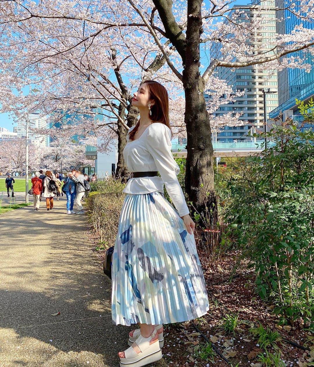 得あゆさんのインスタグラム写真 - (得あゆInstagram)「みんなおうち時間何してる？🌸 家で出来る事たくさんあって忙しい！笑 (⚠︎写真は今日ではありません) 東京は天気も良くないね🥺 桜ももう散ってしまうかなぁ🌸 ・ みんなから質問たくさんもらった 花柄のskirt🌼載せるね！！！ tops : @hm skirt : @rienda_official sandal : @niceclaup_official_ bag : @louisvuitton @ars0123 笑 撮影 : 親友📷 ・ ・ ・ ・ ・ ・ ・ ・ ・ #春#春服#スカート#ロングスカート#花柄#春服コーデ#ナチュラルメイク#春コーデ#インスタ映え#カメラ女子#スタイル#散歩#美肌#美白#オトナ女子#大人カジュアル#コーディネート#写真#お花見#桜#sakura#spring#springfashion#flowerstagram#skirt#japanesegirl#girly #rienda#riendaアンバサダー#pr」3月28日 12時24分 - tokuayu819