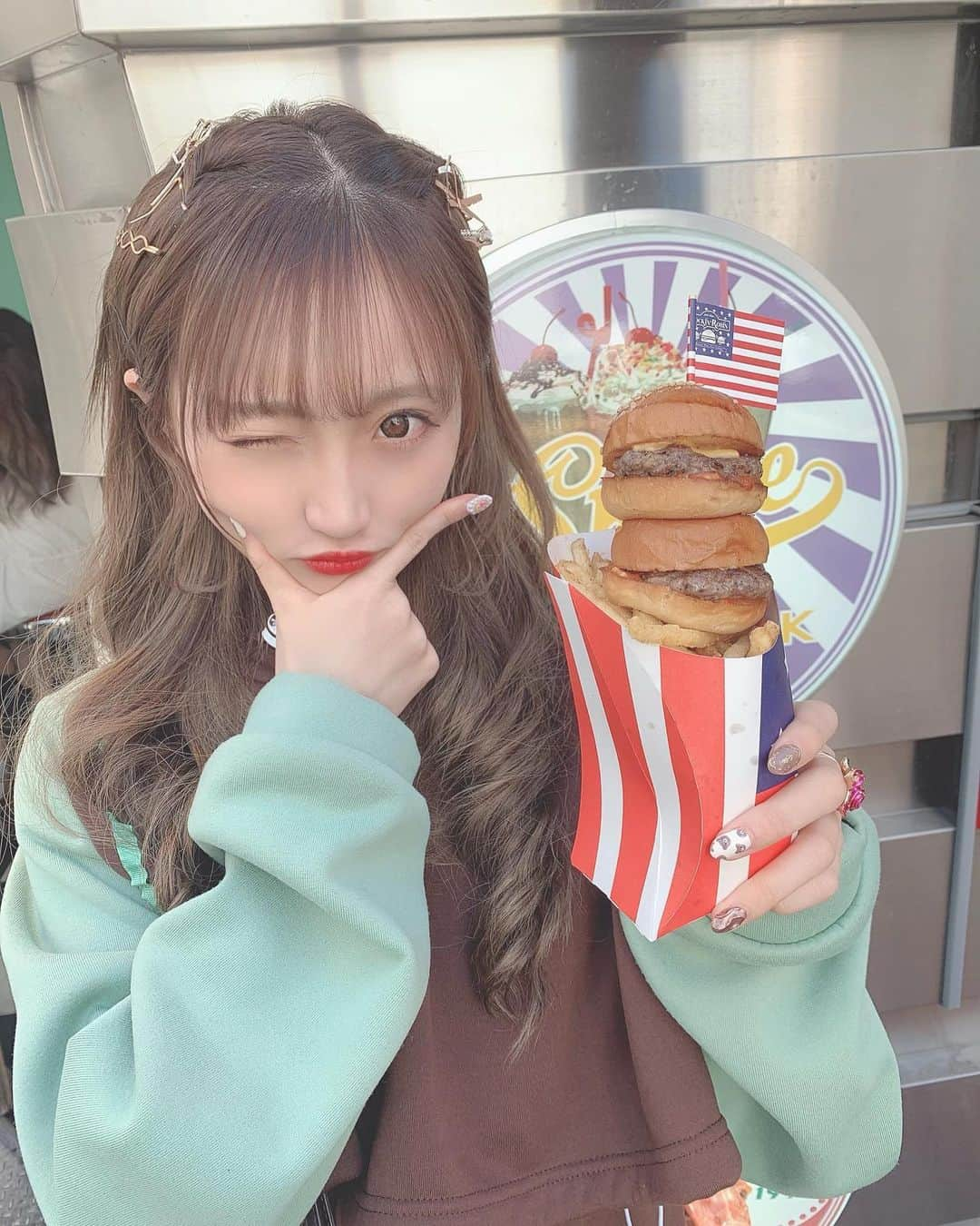 星野麻里愛さんのインスタグラム写真 - (星野麻里愛Instagram)「ミニハンバーガー🍔🍓 ﻿ ﻿ ﻿ ﻿ ﻿ ﻿ ﻿ ﻿ ﻿ #ミニハンバーガー #ハンバーガー屋 #名古屋ハンバーガー #大須食べ歩き#大須グルメ#名古屋観光#名古屋おすすめ#名古屋グルメ #大須商店街 #大須#大須ランチ  #おすすめハンバーガー#食べ歩きスライダーズ #ロッキンロビン大須店 #ロッキンロビン」3月28日 12時30分 - maria.pink28