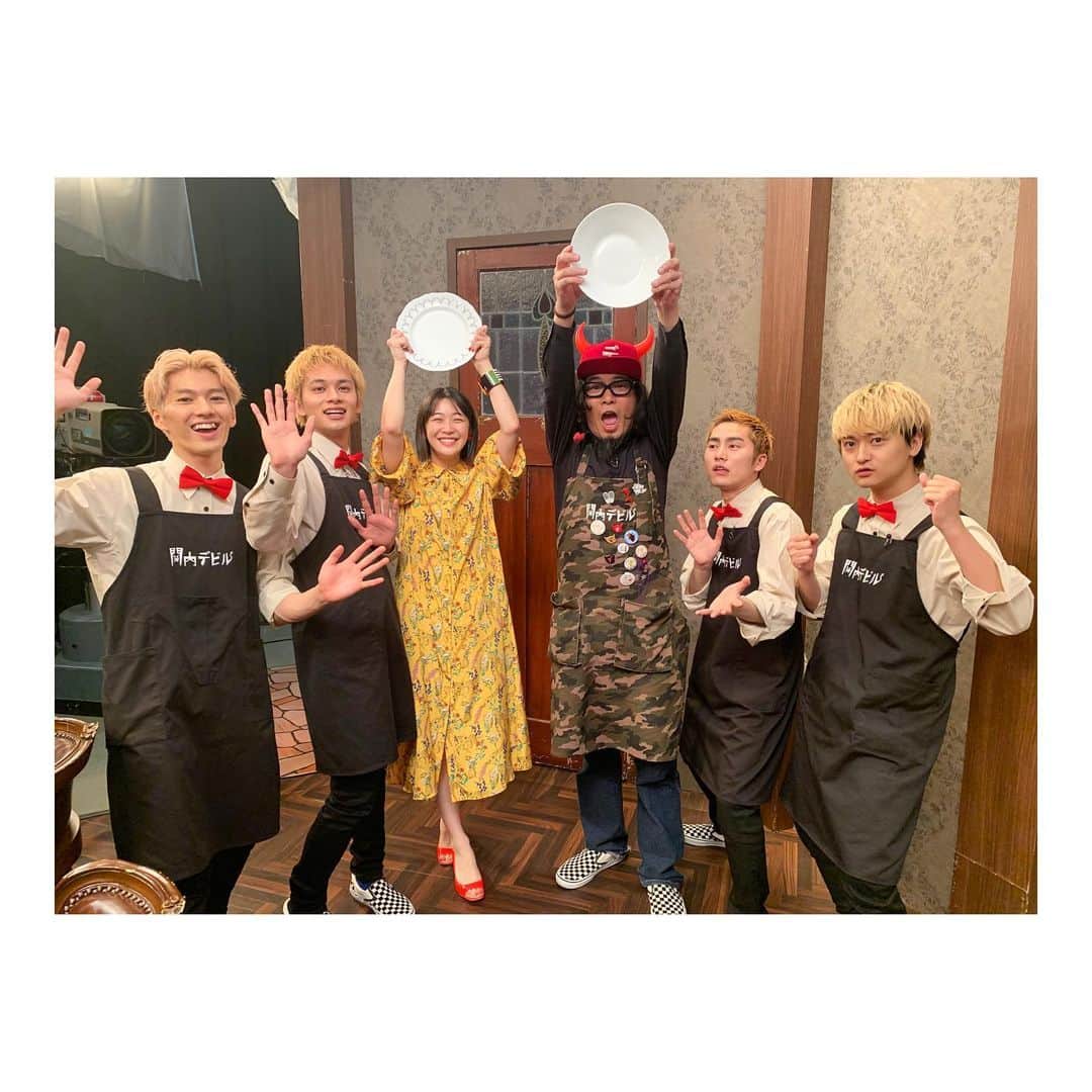 加村真美のインスタグラム：「DISH//さん卒業おめでとうございます！  めちゃくちゃ寂しい！  それほど2年半楽しかったです！  生放送で歌って欲しい とスタッフさんから聞いた時は冗談キツいですって何度も何度も話し合ったのだけど、「最高の形で送り出したい」と言われDISH//愛の強さに負けました  いざ本番では上手くハモれずにグダッてしまってめちゃくちゃ悔しいけれど、柊生君の涙をみてまじか〜！よかった〜！って救われました (本当にマジで歌に対してネガティブで人前で歌いたくなかったし、ギターも5月以来で不安だったので涙を見て安心しました！てか貰い泣きしました！笑)  メガネキャップで演奏したり、おいでよ関内デビルで踊ったり、テストしたり、わんこそばしたり、、DISH//さんだからできたことがたくさんあって楽しかったです  最後にみんな揃っての生放送は、良い時間でした  次はゲストとして遊びに来てくれるのを楽しみに待ってます！  2年半お疲れ様でした！！！ サンキューDISH// .  #長曾我部元親わすれません #ギャグはできる範囲で引き継ぎます #塩分に気をつけつつ納豆料理作ってみるね #居残り頑張れ #お皿頂きました #大切に使わせていただきます #わたしが卒業するときDISH//さんきてくれますか？笑 #てか髪切りました」
