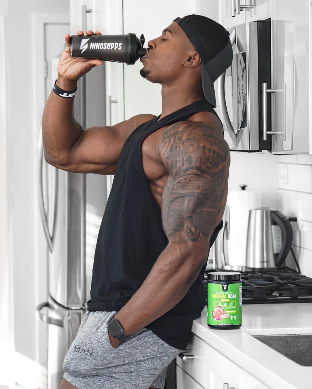 Simeon Pandaさんのインスタグラム写真 - (Simeon PandaInstagram)「Aiding the post workout recovery process with @innosupps Natural BCAA’s 💪🏾👌🏾⁣ ⁣ I don’t know about you, but I’ve still been killing my workouts, so the launch of the New Natural BCAA’s flavours from @innosupps couldn’t come at a better time 🙌🏾 ⁣ 🍃 All natural, zero artificial sweeteners ⁣ 🌱 Vegan Friendly⁣ 💪 Prevents Muscular Breakdown⁣ 🏃‍♂️ Improves Recovery ⁣ ⁣ Comes in great flavours: Guava Paradise 🌴 or Sour Apple 🍏 😍⁣ ⁣ 👉 Get @innosupps ⚡️ online (click the bio link) or visit INNOSUPPS.COM⁣ | Worldwide Shipping 🌎⁣」3月28日 12時31分 - simeonpanda