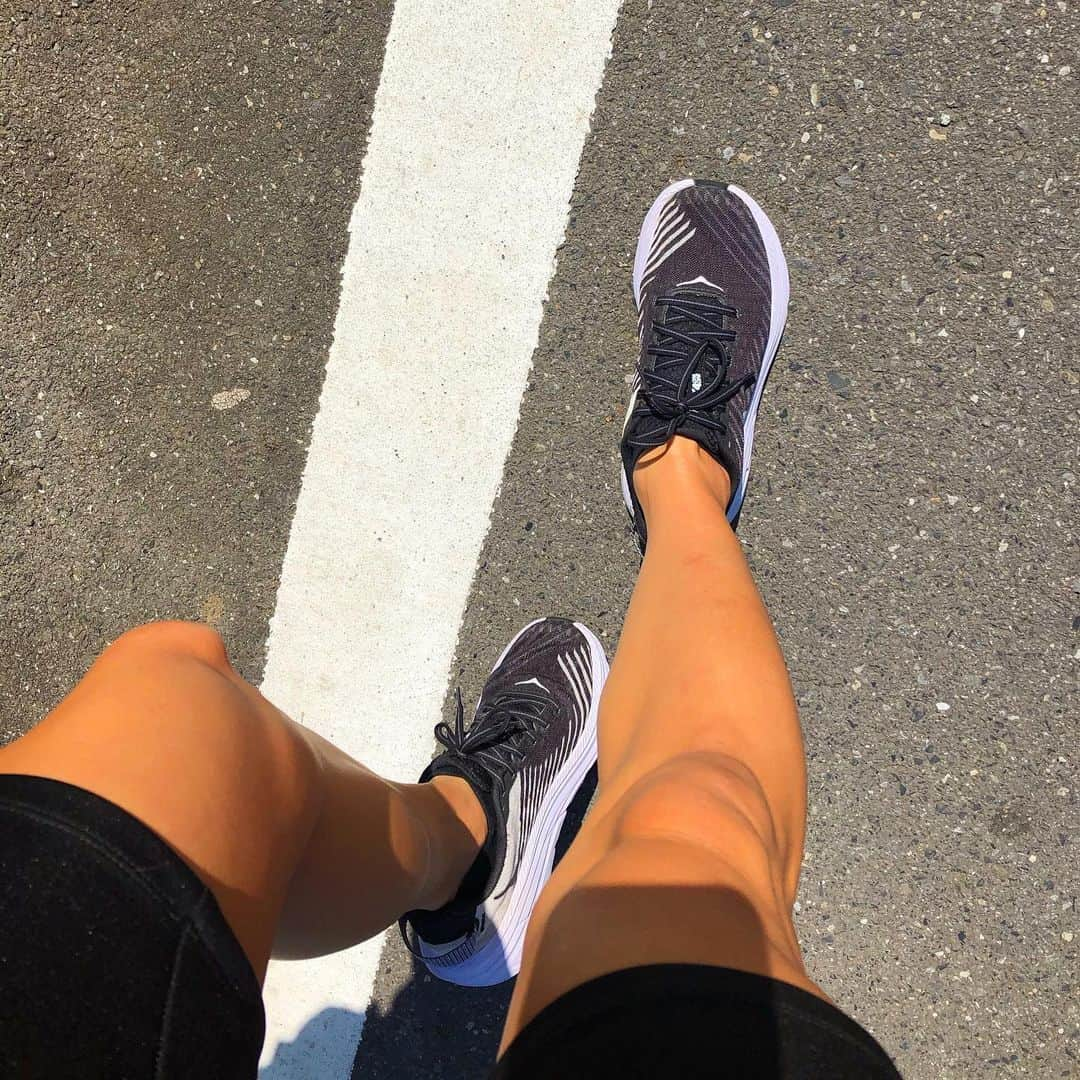 佐野千晃さんのインスタグラム写真 - (佐野千晃Instagram)「出かける時はほぼほぼこやつ👟﻿ ﻿ 真っ白い靴買おうかなって思ってるんだけど汚れ目立つから悩んでおります🤔﻿ ﻿ 親指の付け根らへんが靴と靴が擦れちゃってよく汚れるんだけど外反母趾だから？笑﻿ ﻿ お仕事とかお花見とかたくさん楽しい事を奪われてる！くぅ！コロナさんどっかいってしまえー！﻿ ﻿ #HOKA #お気に入り #コロナ #嫌い #ラン ﻿ #ラン女子 #マラソン ﻿ #マラソン女子 #お花見ラン #したいね﻿ ﻿」3月28日 12時34分 - sanochiaki810