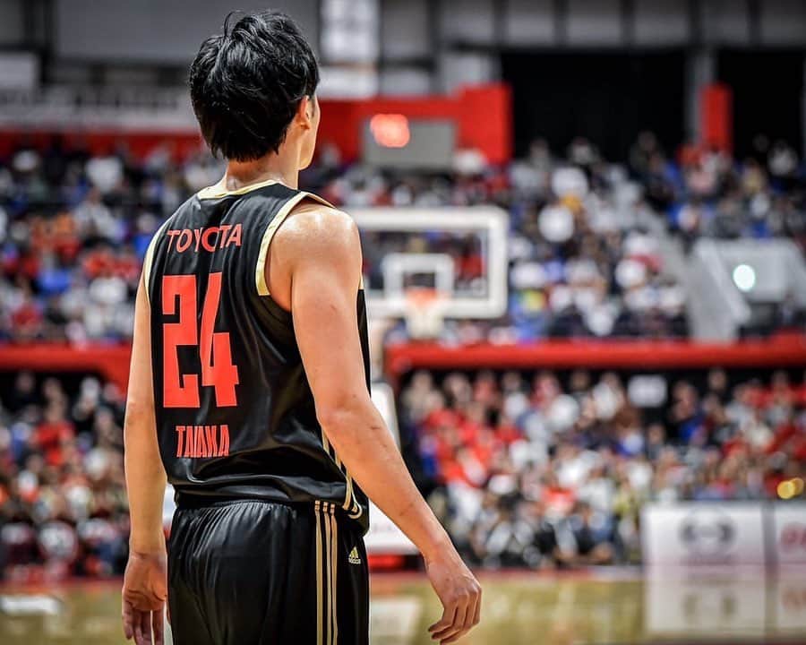 田中大貴のインスタグラム：「今シーズンの終了が発表されました。 残念な形での終了となりましたが たくさんのチームへの声援ありがとうございました。 様々な意見や、思いがあるとは思いますが このリーグでプレイさせてもらってる以上、このリーグが下した決断を尊重します。 結果がはっきりと決まらないシーズンになりましたが、 どんな状況に置かれても、自分達はブレずに自分たちのやるべき事を徹底してやってきた自負がありますし、ハードワークし続けてきた事は誇れると思います。  今は皆さんの安全、健康が最優先です。 この状況を乗り越えて また皆さんの前でプレーできるのを楽しみにしています。頑張りましょう！ #アルバルク東京」