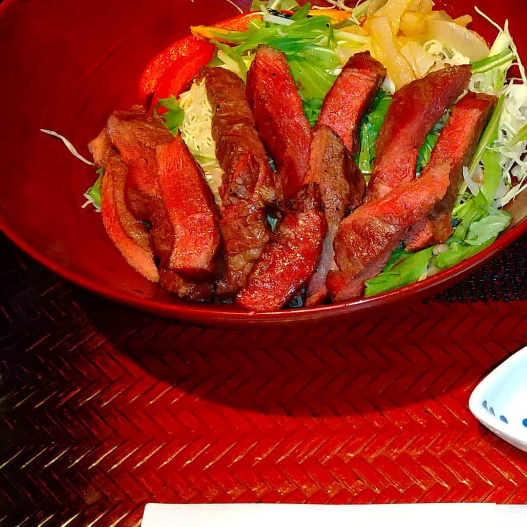 松坂南さんのインスタグラム写真 - (松坂南Instagram)「ステーキサラダ丼❤️」3月28日 23時39分 - minami_matsuzaka