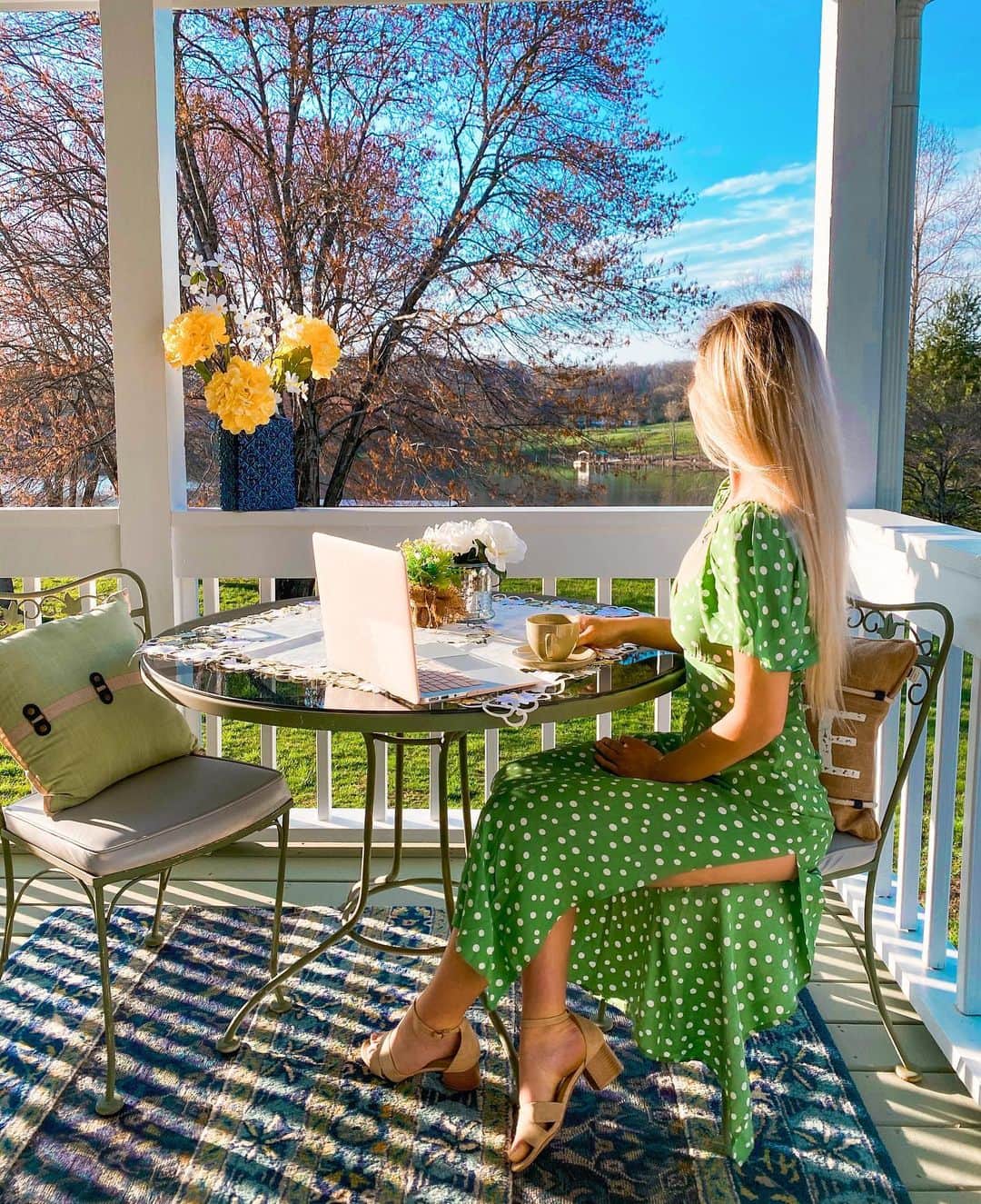 サシャ・カリスのインスタグラム：「I hope you guys are doing well, and staying home! I’ve been struggling to stay inside these last couple of days since it has been so beautiful out. Today I decided to work outside! It made me feel sooo much better, and I started thinking about different ways that brighten my day that I can share with you! ☀️☕️ 1.) Definitely coffee! If you are used to getting that weekend Starbucks (or more often) try making yourself a fancy coffee at home! Get a special creamer, or use a milk foamer, and definitely use a special mug! 💗  2.) Spending time in the fresh air. I love being outside, I spent most of my life growing up outside! I understand that this may be difficult for some of you in big cities, the alternative I have thought of is to spend a select amount of time a day meditating or journaling. Reflect on yourself, and give yourself that time and attention. For those of you that have a porch/back yard and live in a quieter area, spend time outside! Have meals on your porch, date nights with your husband/wife in the backyard, set up picnics, or play games. You’d be surprised how much a little fresh air and quality time uplifts you. 🌿✨ 3.) Don’t forget to get ready for the day. Even though most of us have been spending long days at home now, don’t forget to still get ready for the day. Not only does this boost your productiveness, but it keeps you feeling good! Take your pajamas off, wash up, do your hair, and put on a nice lounge outfit that you feel good in.  Let me know what you guys decide to try, or if you do any of these already!」