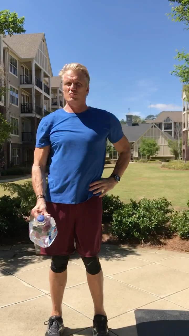 ドルフ・ラングレンのインスタグラム：「These days you gotta do what you gotta do😉💪」