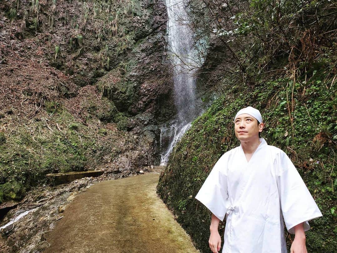 飯田嘉太のインスタグラム：「2020年3月27日 卒業❶ 稲垣アナウンサーが番組の立ち上げから⑫年間MCだった リフレッシュを卒業されました💐 ･ ･ 最後は中能登町にある不動滝から滝行の中継💥 ･ ･ 僕はもうリフレッシュに関わっていないんですが こんな機会はもう無いだろうと思い 中継のお手伝いを志願しました🙋 ･ ･ 現場じゃないと感じられない 面白さ･空気感･達成感どれもが最高でした‼ ･ ･ 来週から一緒に夕方のニュースを皆さんにお届けします☺️ どんな雰囲気になるのか今から楽しみです😆 ･ ･ そして次はいつ使うのか分かりませんが 飯田はドラム缶風呂を沸かせる力を手に入れました🙌 当日思いついたお茶も一緒に温める演出も 面白かったので良かったです😂笑  #石川テレビ #リフレッシュ #稲垣真一 アナ #卒業 #中継 #滝行 #不動滝 #感謝 #祈願 #お疲れ様でした #ドラム缶風呂 #アナウンサー #announcer #飯田嘉太」