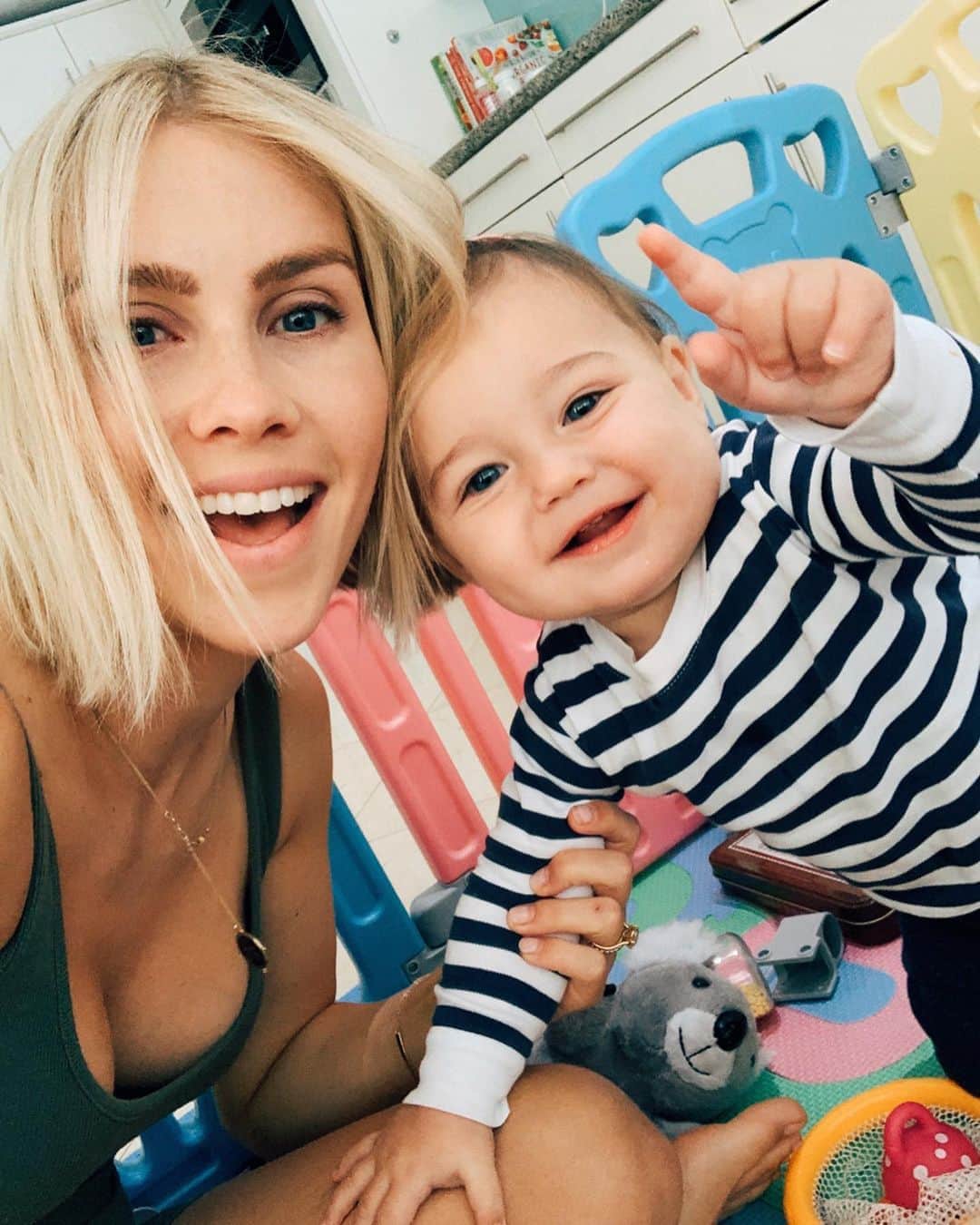 クレア・ホルトのインスタグラム：「My baby is 1!! Pretty cool that you can grow your own best friend. It’s been the shortest/longest, most epic year of my life. Shout-out to my legendary teammate @ajoblon. It’s all super easy from here, right??」
