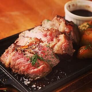 肉talian 金山店のインスタグラム：「肉の日🍖ステーキ半額！！！ . こんばんは！肉takian金山店です🐮 明日は29日！肉の日！ということでステーキ半額です✌️ 通常1380円の肩ロース、ザブトン、サガリのステーキが、それぞれ690円でお召し上がりいただけます😳💗この機会をお見逃しなく💨 . #肉takian #肉タリアン #肉たりあん #肉の日 #29の日 #金山 #金山南口 #金山ディナー #名古屋ディナー #肩ロース #ザブトン #サガリ #ビーフステーキ #グリエ #ワイン #チーズ #ラクレットチーズ .」