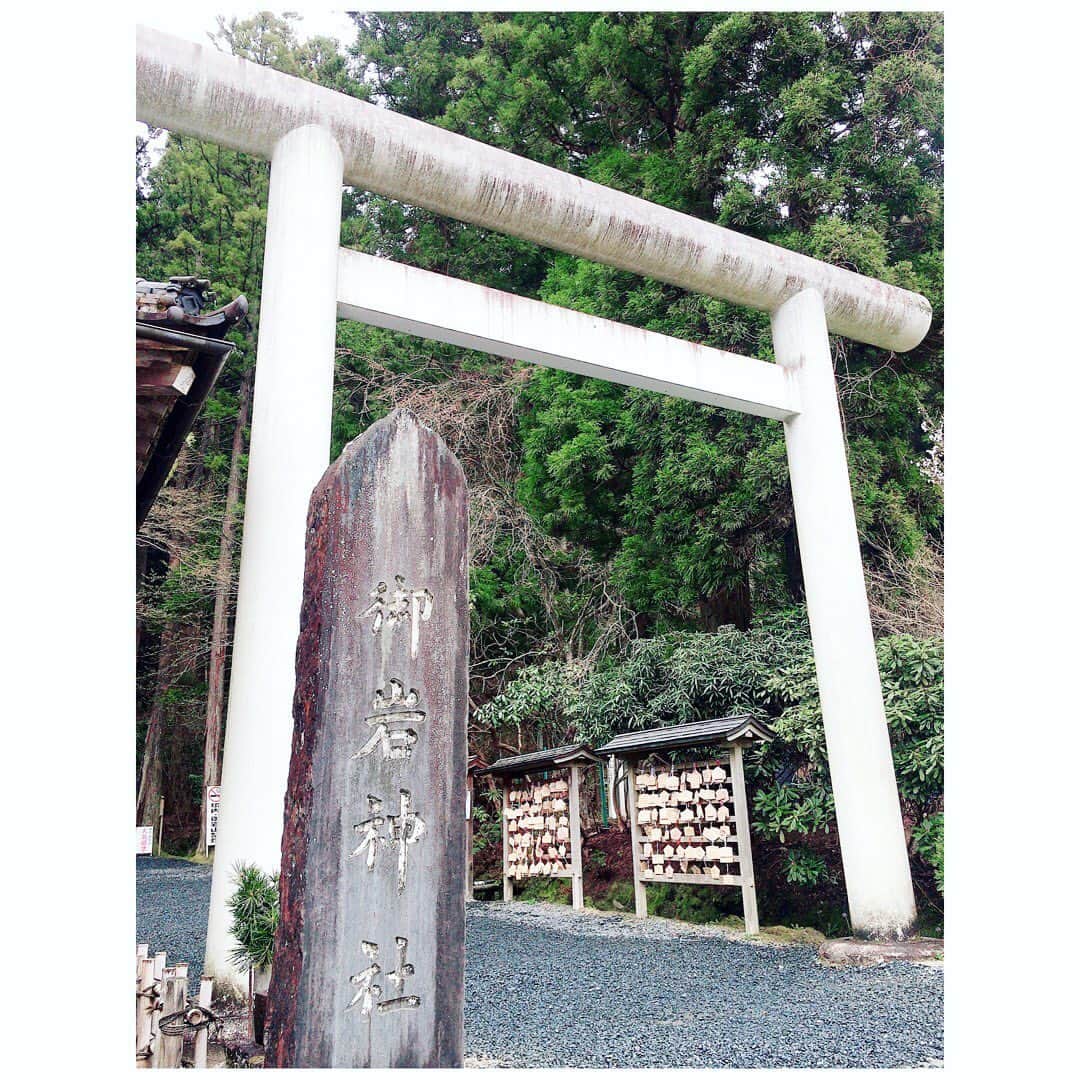 柴田幸子さんのインスタグラム写真 - (柴田幸子Instagram)「茨城ロケ Day.2🎤御岩神社⛩ なんとこちら、宇宙で宇宙飛行士たちが 日本から光の柱が立っているのが見え 場所を調べてみたら御岩神社だったという、、、 そんな逸話があるほどのパワースポット。 * 神仏集合の神社で188柱の神仏を祀っています。 * 色々心配なさなかですが清められた空気に包まれて とてもパワーを纏った気がします。」3月28日 22時14分 - shibata_sachiko