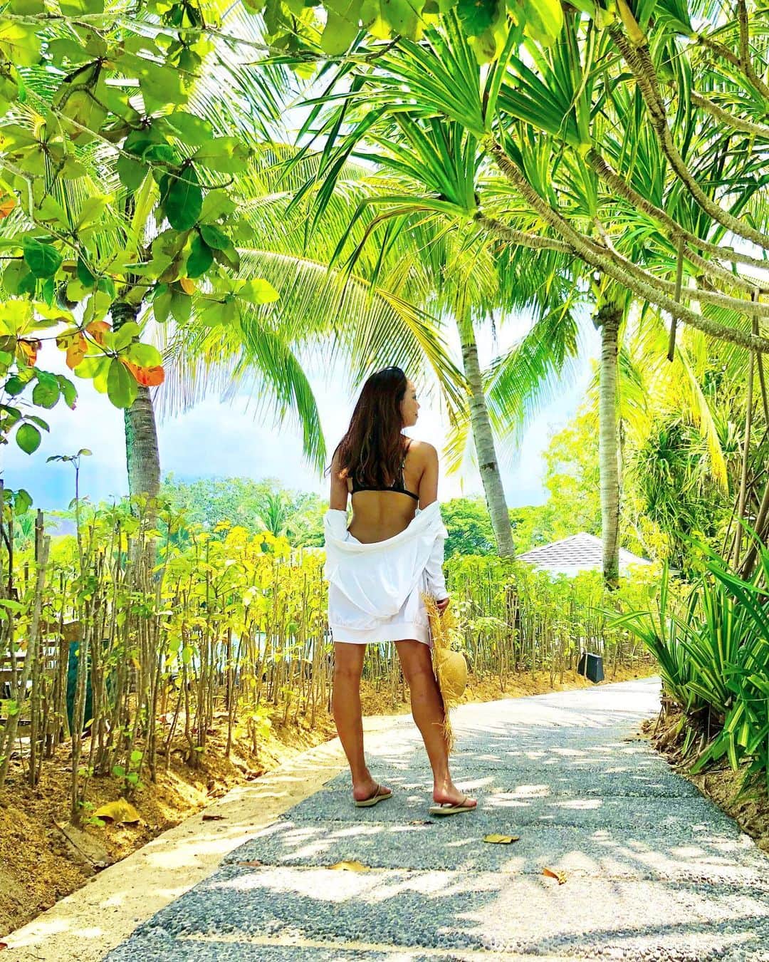 石田美奈子のインスタグラム：「𝙲𝚎𝚋𝚞🌴 . 早く安心して出かけられる日常が 戻ってきますように…♡ 皆さんくれぐれも油断せずに気をつけましょうね(＞＜) . 家にこもる土日、何をしようかなぁと考えて☺︎ 今日は掃除と衣替えからスタート。 家の中スッキリ♡ それから時間をかけてカレーを作ってみました😋 #おうち時間 を楽しめた日✌️ . やるのが嫌で後回しにしていた書類の整理もようやく手をつけましたよ😂 がんばろーっと。 . . 楽しかった#セブ島旅行 ふり返り🐠 海外にも早く心配なく行けるようになるといいな☺︎ . ✈️ → #minako_trip . #cebu #セブ島 #マクタン島 #女子旅 #プランテーションベイ」