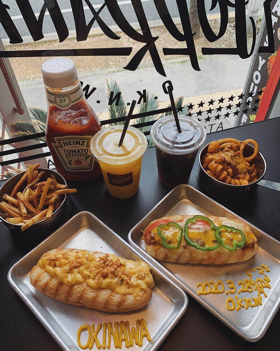 草野春香さんのインスタグラム写真 - (草野春香Instagram)「. お昼は普天間にあるホットドッグ🌭🥤 味もボリュームも最高だった🔥💯 #沖縄 #沖縄カフェ #toprank沖縄」3月28日 22時27分 - _haruka030_