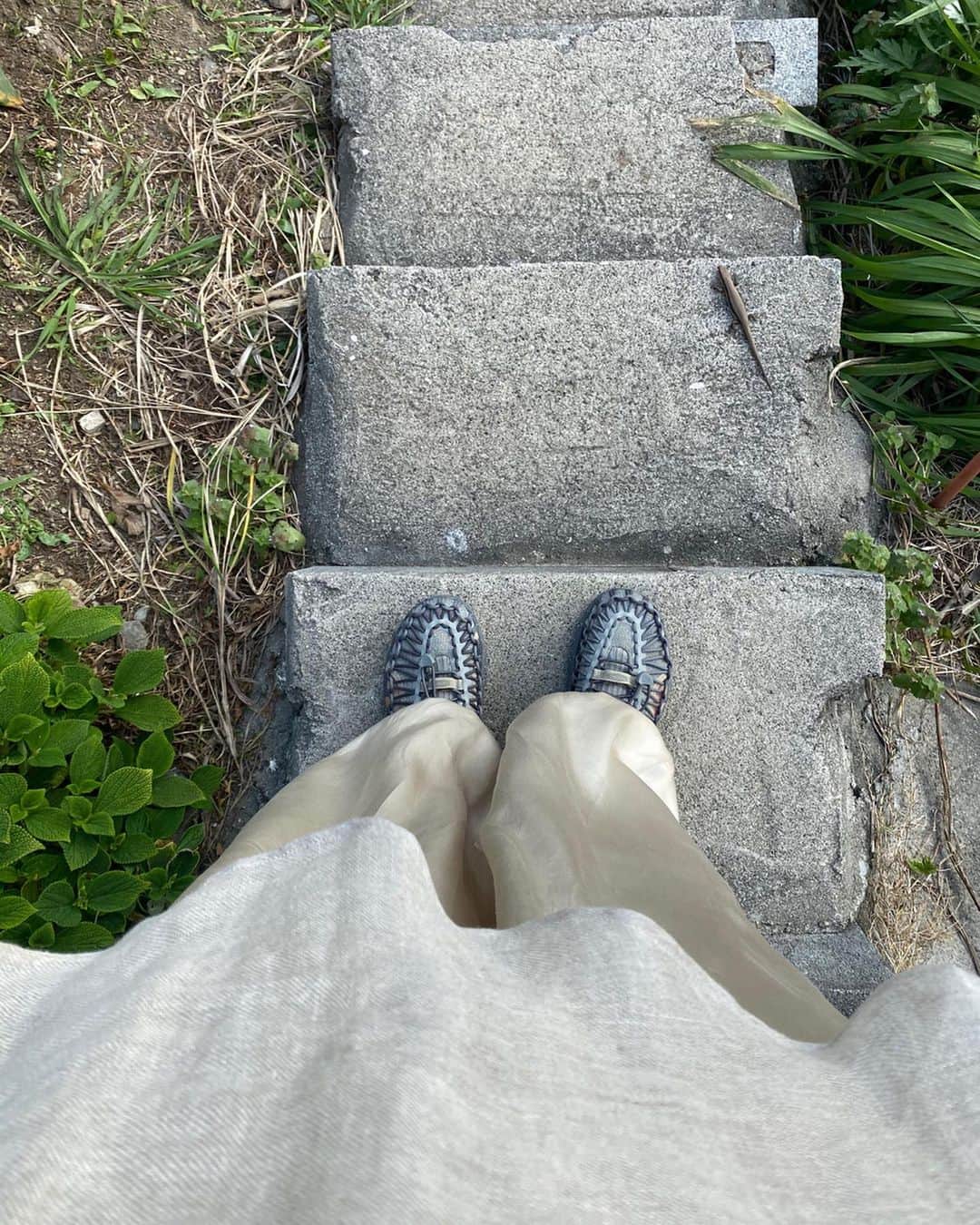 柴田紗希さんのインスタグラム写真 - (柴田紗希Instagram)「今日の　@keen_japan の配信ライブストリーミングの私服コーディネートを改めてご紹介☺︎ uneeksnkのgrayに 生地から形を楽しめる大人コーデを合わせてはずしてみたよ。くすみ色がなんとも好き。 後ろが蛍光イエローだからこのカラーの靴下合わせも今度してみようと思うんだ💪🏻 @wacochaco のイヤリングはマーガレットのお花さ〜 じゅしのマーガレットアクセサリー可愛いよなぁ♡ #keenfest #uneeksnk」3月28日 22時38分 - shibasaaki
