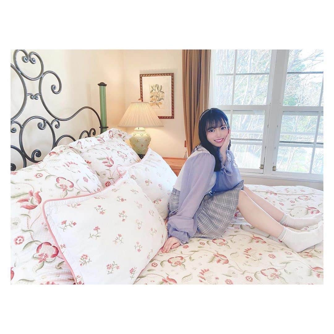 岩田陽菜さんのインスタグラム写真 - (岩田陽菜Instagram)「この前家族と、#フォレストヒルズガーデン　に宿泊しました〜☺️💕﻿ ﻿ 人も少なく、自然にあふれてて素敵な場所でした😉✨﻿ ﻿ ﻿ #広島#広島観光#foresthillsgarden#広島エアポートホテル#広島空港#コテージ#サクラソウ#ベッド#ベッドルーム#bed#bedroom#かわいい#sleep」3月28日 22時30分 - hina_naso_stu48