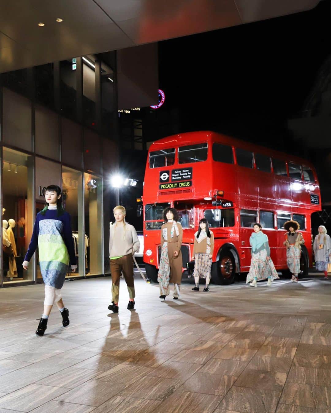 WWDジャパンさんのインスタグラム写真 - (WWDジャパンInstagram)「コレクション・リポート：閉店後の渋谷パルコにロンドンバス！　36種類の職業を表現した「ミントデザインズ」の無観客ショー﻿ ﻿ 勝井北斗と八木奈央によるファッションブランド「ミントデザインズ（MINTDESIGNS）」は、「楽天 ファッション ウィーク東京（Rakuten Fashion Week TOKYO 以下、RFWT）」の中止を受けて、ショーを開催予定だった3月21日の午後9時45分に無観客ショーの動画を配信した。会場は東京・渋谷パルコ1階の歩行者専用通路であるナカシブ通り。﻿ ﻿ 渋谷パルコにはかつて「ミントデザインズ」の1号店があり、現在も小規模な店舗が入るブランドのホームと言える場所。さらに2007年にも、同館にあったパルコブックセンター内でショーを行ったことがあるゆかりの地でもある。今回は貸し切りの真っ赤なロンドンバスを歩行者専用通路に停車させて、閉店後の通路をランウエイにモデルたちが歩いた。﻿ ﻿ ﻿ コレクション・リポートの続きは  @wwd_jp のストーリーとプロフィールのリンクから﻿ ﻿ PHOTOS : RYAN CHAN﻿ ﻿ #parco #渋谷パルコ #パルコ #ミントデザインズ#MINTDESIGNS」3月28日 22時32分 - wwd_jp