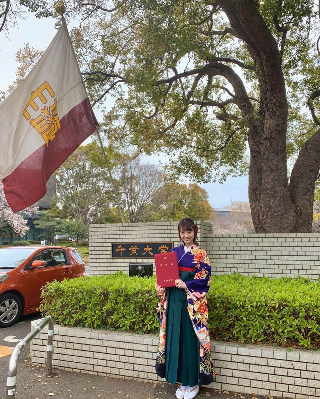 仮屋未来さんのインスタグラム写真 - (仮屋未来Instagram)「千葉大学を卒業しました✨ 卒業後は、希望していた進路に進めることになりました、、！ これまであまり投稿をしていなかったのにも関わらず応援してくださっていた方、時々思い出して気にかけてくれた方、本当にありがとうございます。 就職活動をしていた大学最後の1年間は、自分の気持ちや考えを言葉にすることの難しさに気づき、考える良い機会だったと思っています！ そして、頂いたご縁に心から感謝しています。 (大好きな祖母のふるさとなんです😆) 社会人になっても周りの人に感謝して、素直な気持ちで頑張ります😊  #学位授与式　#卒業式　#千葉大学」3月28日 22時32分 - miku__kariya