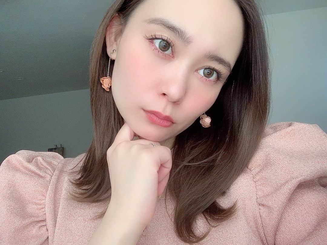 本田しおりのインスタグラム：「#手うざいな  メイクを10年ぶりくらいに少し変えて自己満していた直後に、娘を抱えたまま尾骶骨を強打し、ヒビが入ってしまった母ちゃんです。  #悲しみ」