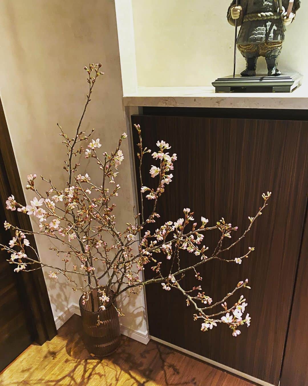 八木早希さんのインスタグラム写真 - (八木早希Instagram)「家中に飾って、改めて感謝💐 年度末らしい週末を迎えています💐 #節目#家でお花見#年度末」3月28日 22時42分 - sakiyagi