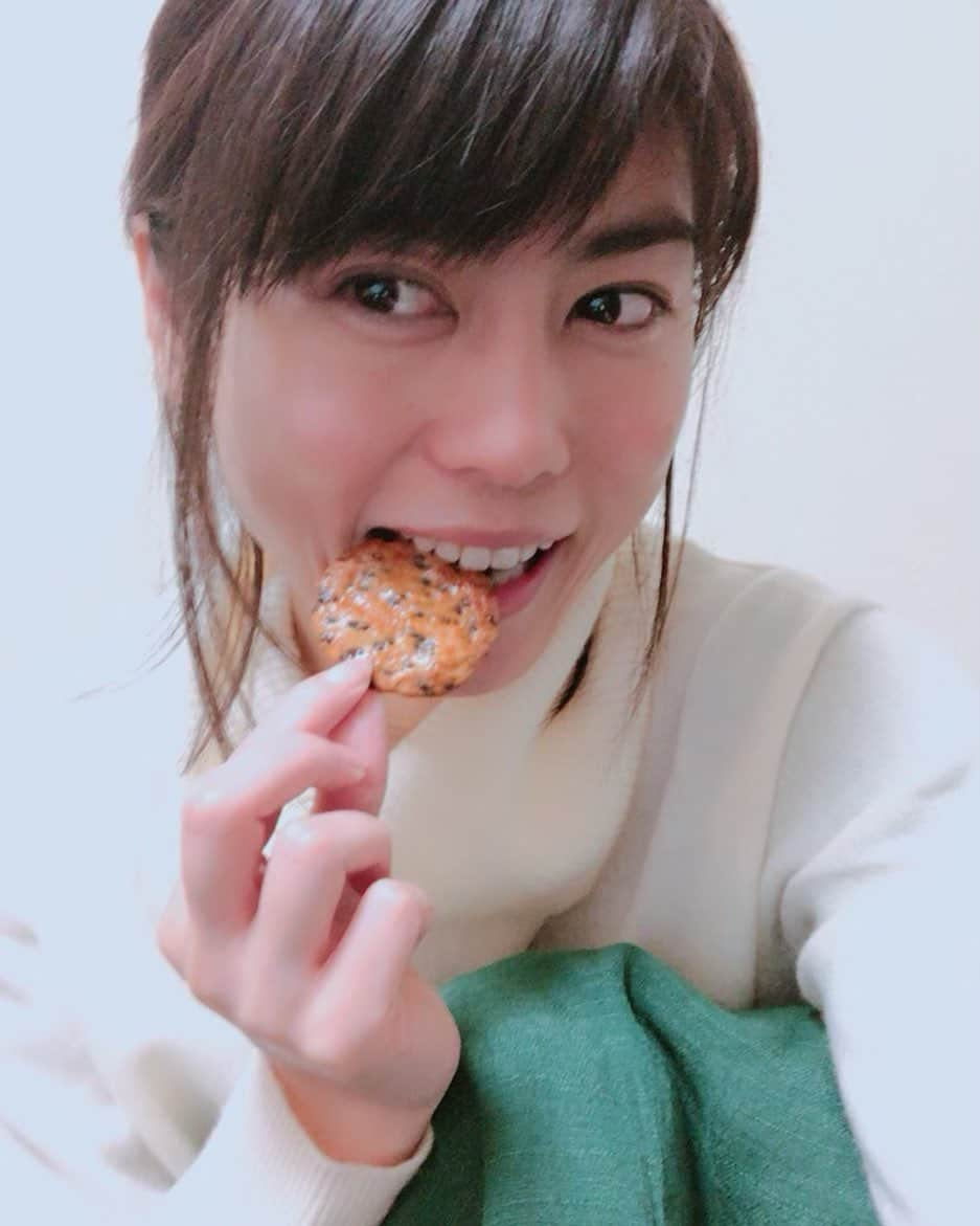 芳野友美さんのインスタグラム写真 - (芳野友美Instagram)「#ゴマ煎餅 を食べながら失礼します（笑） 3月29日（日）14：45～#ライブ配信  #みんなのKEIBA ＜こっそり裏実況＞出演✨ #フジテレビ「みんなのKEIBA」をお楽しみいただきながら、同時にYouTubeの裏実況の方も見てくださいね♪ 今回も#見栄晴 さんと、#谷中公一 さんと#お茶の間 感覚で「みんなのKEIBA」を見ながら、#高松宮記念 はじめレースを楽しみます♪ お二人からとっておき情報なんかも聞けるかもしれませんよー☆ テレビの前で一緒に#競走馬達 を応援しましょー☺︎」3月28日 22時55分 - yumi_yoshino_1980