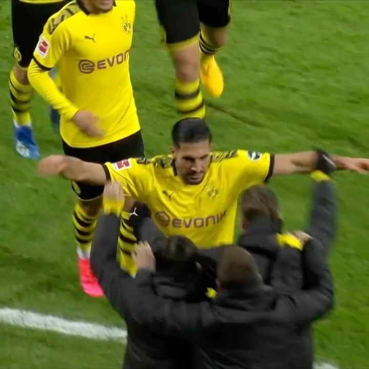 エムレ・カンのインスタグラム：「Hey guys, I had a fantastic first period at this great club @BVB09. The current situation around Covid-19 is not easy for all of us. Please take the measures seriously and stay home as much as possible. If we stay strong together, we’ll get through this difficult period and things will get better 🙏🏽. I’d like to do a Q&A with you all to see how you’re feeling and answer any of your questions. Leave them in the comments and I’ll answer them soon. All the best, Emre — Hallo Leute, ich hatte einen fantastischen Start bei unserem tollen Verein @BVB09. Die aktuelle Situation rund um Covid-19 ist für alle nicht leicht. Bitte haltet Euch strikt an die Vorgaben und bleibt soweit wie möglich zu Hause. Wenn WIR zusammen halten, werden wir diese schwere Zeit überstehen, und bessere Momente werden kommen.  Ich würde gerne ein Q&A mit Euch machen, um zu hören wie es Euch geht und Eure Fragen beantworten. Hinterlasst Eure Fragen in den Kommentaren, und ich werde sie bald beantworten.  Alles Gute, Emre」