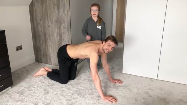 ティム・クルルのインスタグラム：「Got some help with this morning’s exercises no weights needed .. #stayathomechallenge #workout」