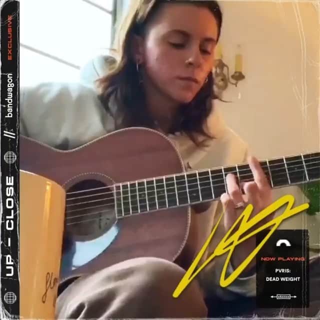 のインスタグラム：「エモクトロなクール・ビューティー、 Lynnがフロントを張る、３ピース・バンド、PVRIS(パリス）‼️ ✨ 5/1にアルバム『Use Me』を予定している彼女たちが、アコースティックVer.の「Dead Weight」を #StayHome のタグに合わせて @bandwagonasia にて公開されました🎵 #おうちで音楽」