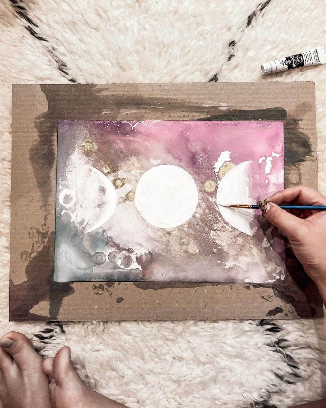 Manamiのインスタグラム：「🎨🌒🌕🌗✍🏽 ㅤ 今日はおうちでアートの日🖌 無心の時間🕙 ㅤ #stayhome #art #moon #🌕」